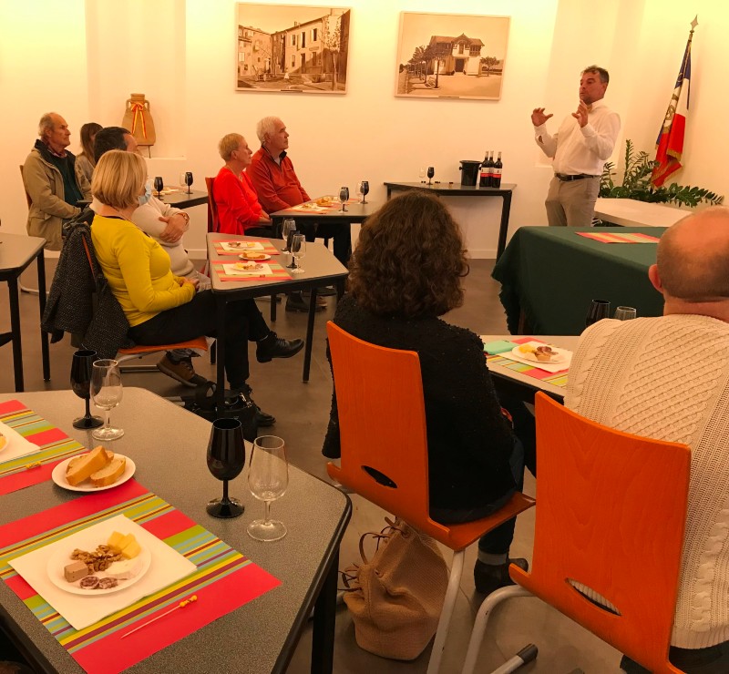 Mairie Saint-Savournin retour sur la dégustation de vins animée par Fabien Riot le 30 oct 2021 salle du conseil municipal