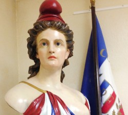 Mairie Saint-Savournin Marianne buste et drapeaux