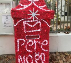 LE PERE NOEL APPORTE SA LETTRE AUX ENFANTS