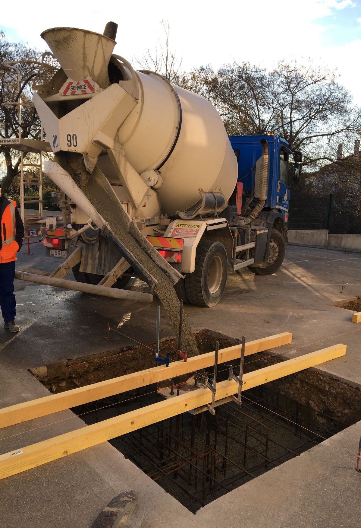 Mairie Saint-Savournin travaux école 20 janvier 2023 - coulage massifs préau