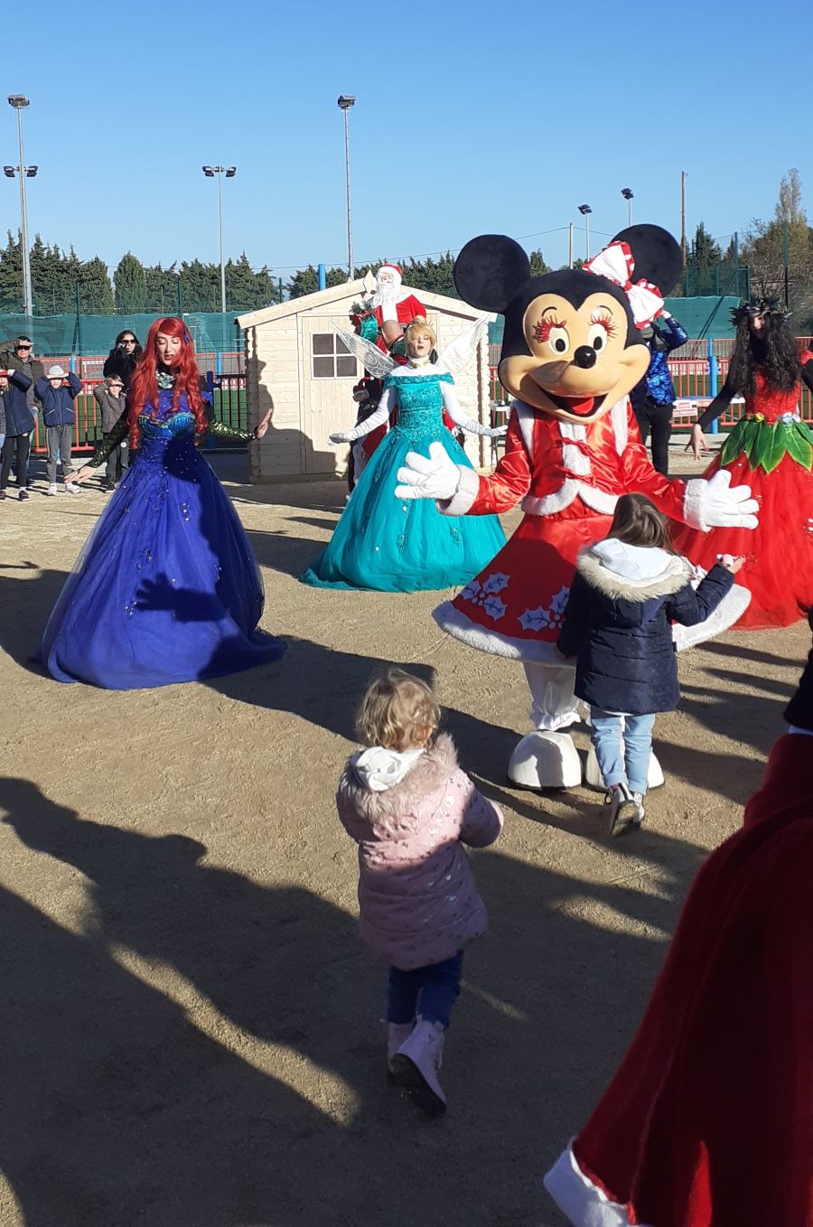 Mairie Saint-Savournin marche noel 2 et 3 dec 2023 - mascottes Disney