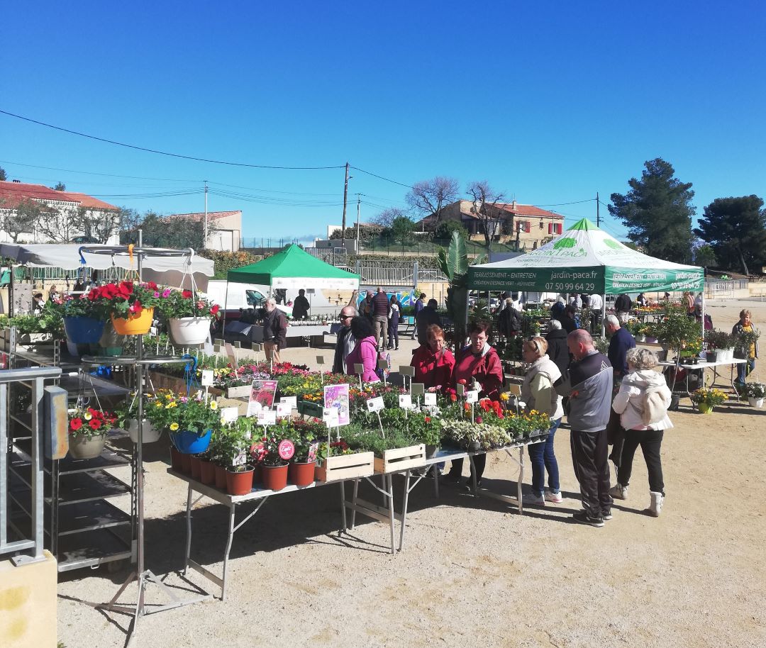 Mairie Saint-Savournin Foire aux plants 2024 stands avec visiteurs